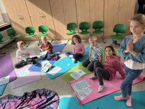 Unsere Schüler*innen bei der Yoga AG