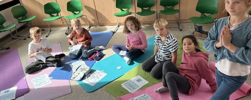 Unsere Schüler*innen bei der Yoga AG