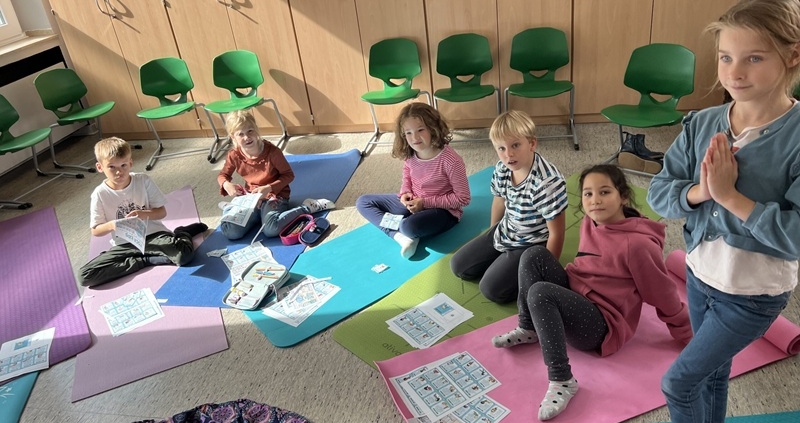 Unsere Schüler*innen bei der Yoga AG