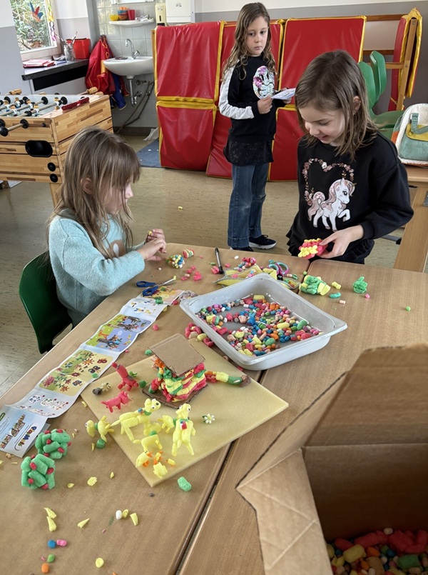 Gestalten und Basteln in der Betreuung GS Wiesenstraße