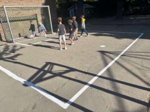 Foto zeigt die neue Schulhofbemalung am Tor