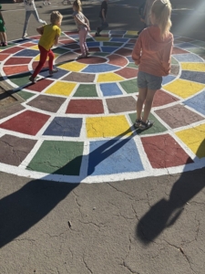 Foto zeigt die neue Farben für den Schulhof auf der Laufbahn