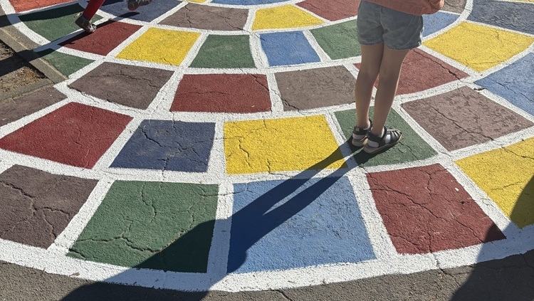 Foto zeigt die neue Schulhofbemalung