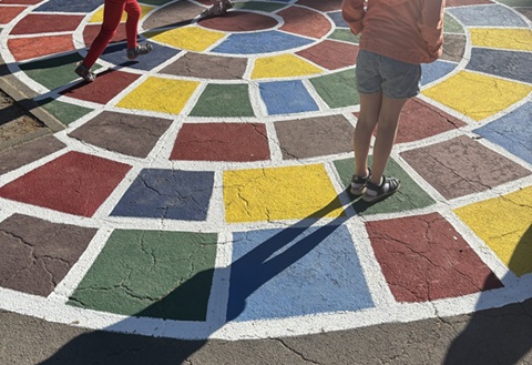 Neue Schulhofbemalung ganz bunt