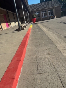 Neue Farben für den Schulhof Unterstand